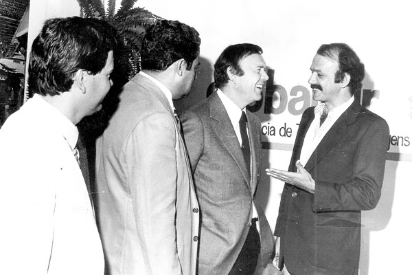 Aproveitando a época da Francal e também da Copa das Confederações, estamos mostrando hoje uma foto, tirada em junho de 1981, durante uma das feiras, quando ocupava o governo de São Paulo o atual presidente da CBF, José Maria Marin. Aparecem, de costas, d
